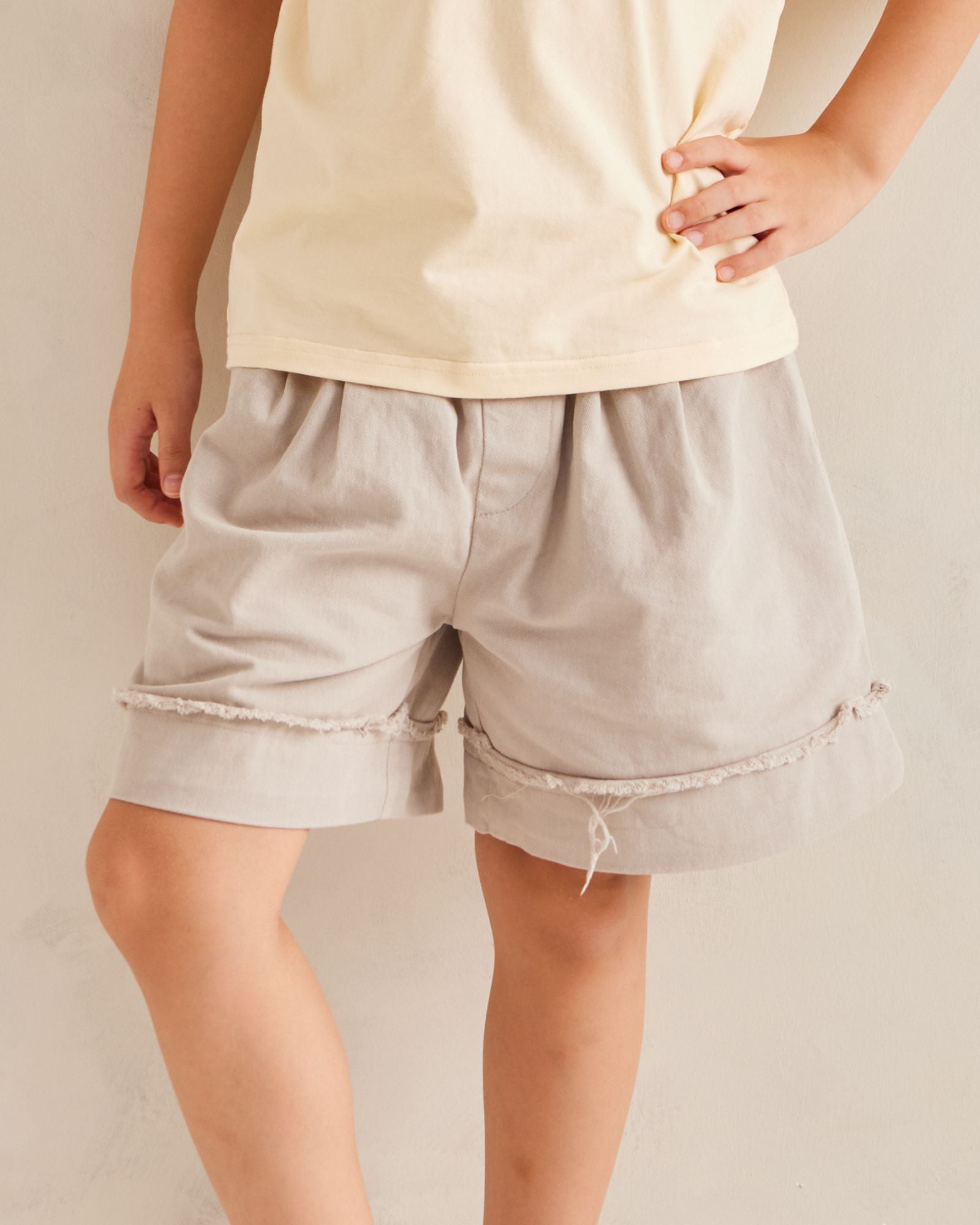 グレーの折り返し付きショートパンツ